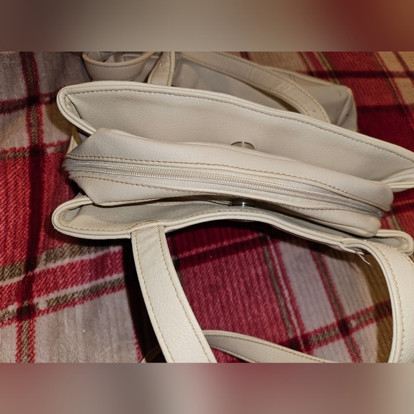 =^100% vinyl cream colored purse - Picture 5 of 11